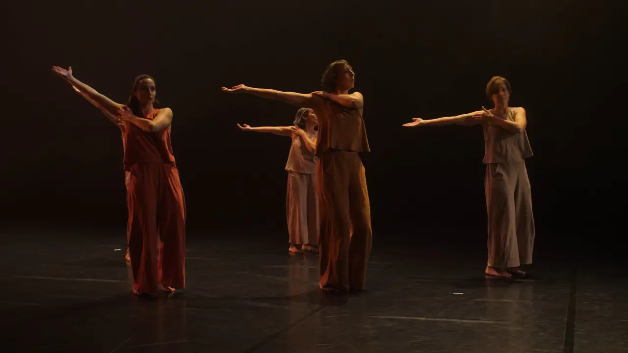 Extraits du spectacle Conquête de l'être : danseuses sur scène, bras tendus